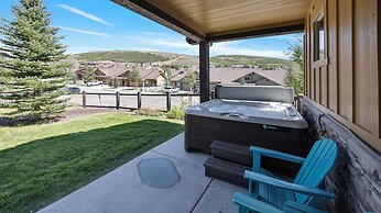 Black Rock Ridge by Luxury Mountain