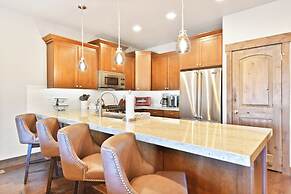 Black Rock Ridge by Luxury Mountain