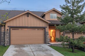 Black Rock Ridge by Luxury Mountain