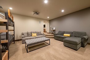 Black Rock Ridge by Luxury Mountain