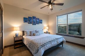 Black Rock Ridge by Luxury Mountain