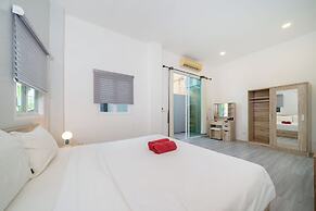 Elegant 3BR Pool Villa Sara near NaiHarn