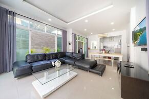 Elegant 3BR Pool Villa Sara near NaiHarn