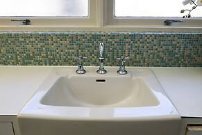 StayAU Spacious 6BR McKinnon Pool Home
