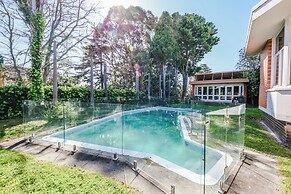 StayAU Spacious 6BR McKinnon Pool Home