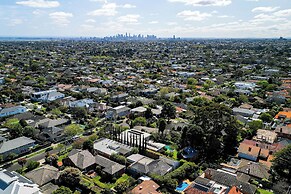 StayAU Spacious 6BR McKinnon Pool Home