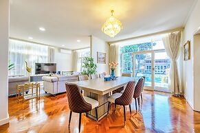 StayAU Spacious 6BR McKinnon Pool Home