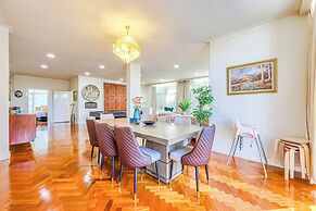 StayAU Spacious 6BR McKinnon Pool Home