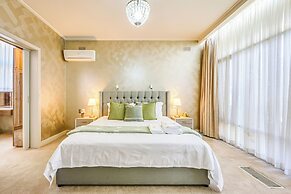 StayAU Spacious 6BR McKinnon Pool Home