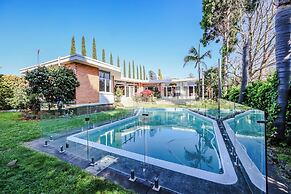 StayAU Spacious 6BR McKinnon Pool Home
