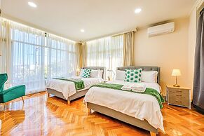 StayAU Spacious 6BR McKinnon Pool Home