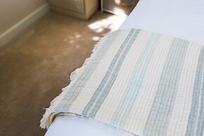 StayAU Spacious 6BR McKinnon Pool Home