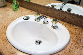 StayAU Spacious 6BR McKinnon Pool Home