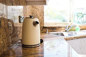 StayAU Spacious 6BR McKinnon Pool Home