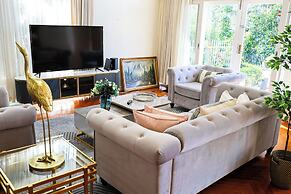 StayAU Spacious 6BR McKinnon Pool Home