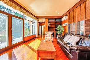 StayAU Spacious 6BR McKinnon Pool Home