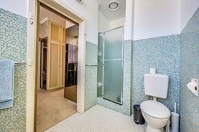 StayAU Spacious 6BR McKinnon Pool Home