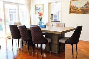 StayAU Spacious 6BR McKinnon Pool Home