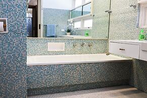 StayAU Spacious 6BR McKinnon Pool Home