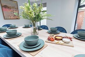 Elliot Oliver - Comfortable Five Bedroom Town Centre House With Garden