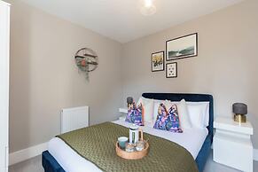 Elliot Oliver - Comfortable Five Bedroom Town Centre House With Garden