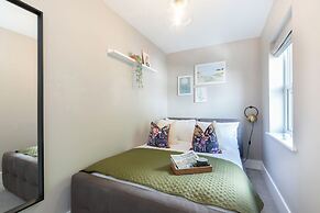 Elliot Oliver - Comfortable Five Bedroom Town Centre House With Garden