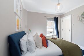 Elliot Oliver - Comfortable Five Bedroom Town Centre House With Garden