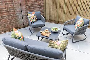 Elliot Oliver - Comfortable Five Bedroom Town Centre House With Garden