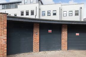 Elliot Oliver - Comfortable Five Bedroom Town Centre House With Garden