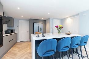 Elliot Oliver - Comfortable Five Bedroom Town Centre House With Garden