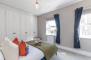 Elliot Oliver - Comfortable Five Bedroom Town Centre House With Garden