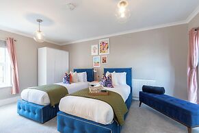 Elliot Oliver - Comfortable Five Bedroom Town Centre House With Garden