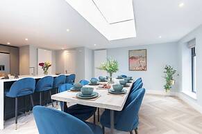 Elliot Oliver - Comfortable Five Bedroom Town Centre House With Garden