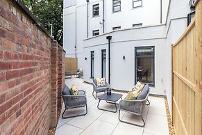 Elliot Oliver - Comfortable Five Bedroom Town Centre House With Garden