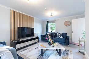 Elliot Oliver - Comfortable Five Bedroom Town Centre House With Garden