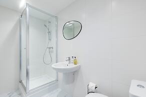 Elliot Oliver - Comfortable Five Bedroom Town Centre House With Garden