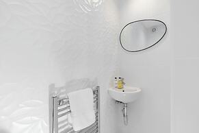 Elliot Oliver - Comfortable Five Bedroom Town Centre House With Garden