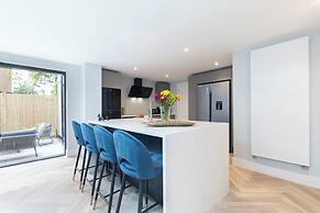 Elliot Oliver - Comfortable Five Bedroom Town Centre House With Garden