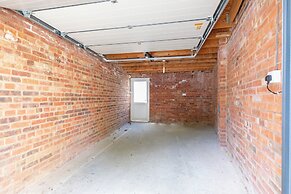 Elliot Oliver - Comfortable Five Bedroom Town Centre House With Garden