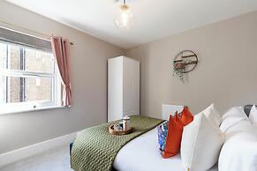 Elliot Oliver - Comfortable Five Bedroom Town Centre House With Garden