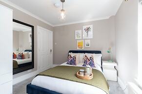 Elliot Oliver - Comfortable Five Bedroom Town Centre House With Garden