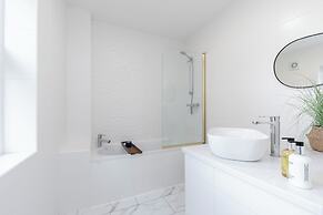 Elliot Oliver - Comfortable Five Bedroom Town Centre House With Garden