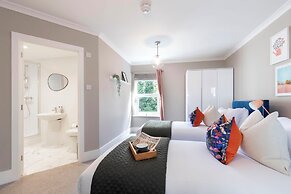Elliot Oliver - Comfortable Five Bedroom Town Centre House With Garden