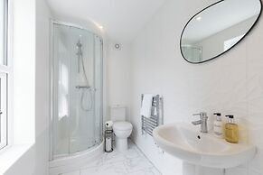 Elliot Oliver - Comfortable Five Bedroom Town Centre House With Garden