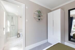 Elliot Oliver - Comfortable Five Bedroom Town Centre House With Garden