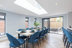 Elliot Oliver - Comfortable Five Bedroom Town Centre House With Garden