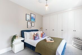 Elliot Oliver - Comfortable Five Bedroom Town Centre House With Garden