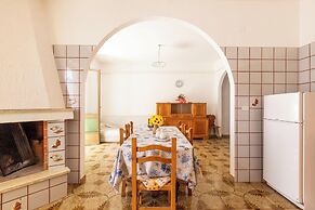 4100 Sisters' House by Barbarhouse