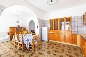 4100 Sisters' House by Barbarhouse