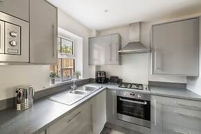 Host Stay Shipwright Lodge